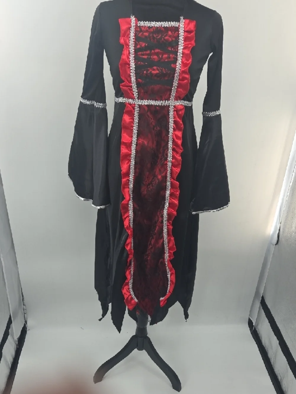 Vampire Pricess Black and Red Costume With Accessories. New In Box! Size 8/10